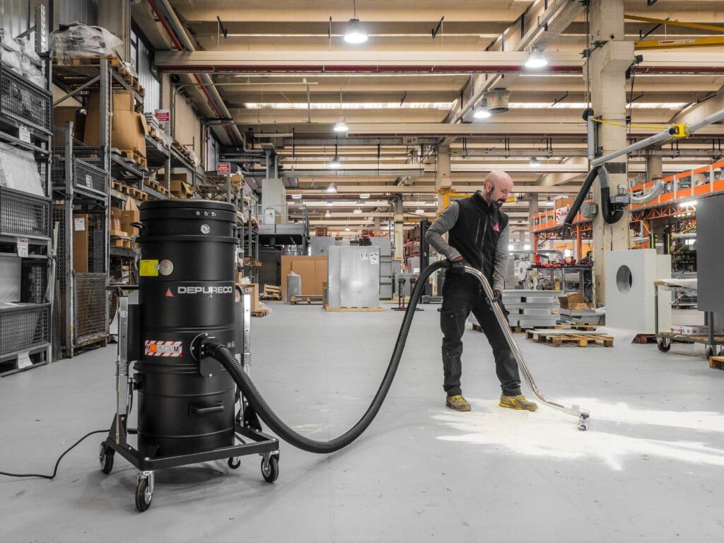 Industrial vacuum cleaner for dust