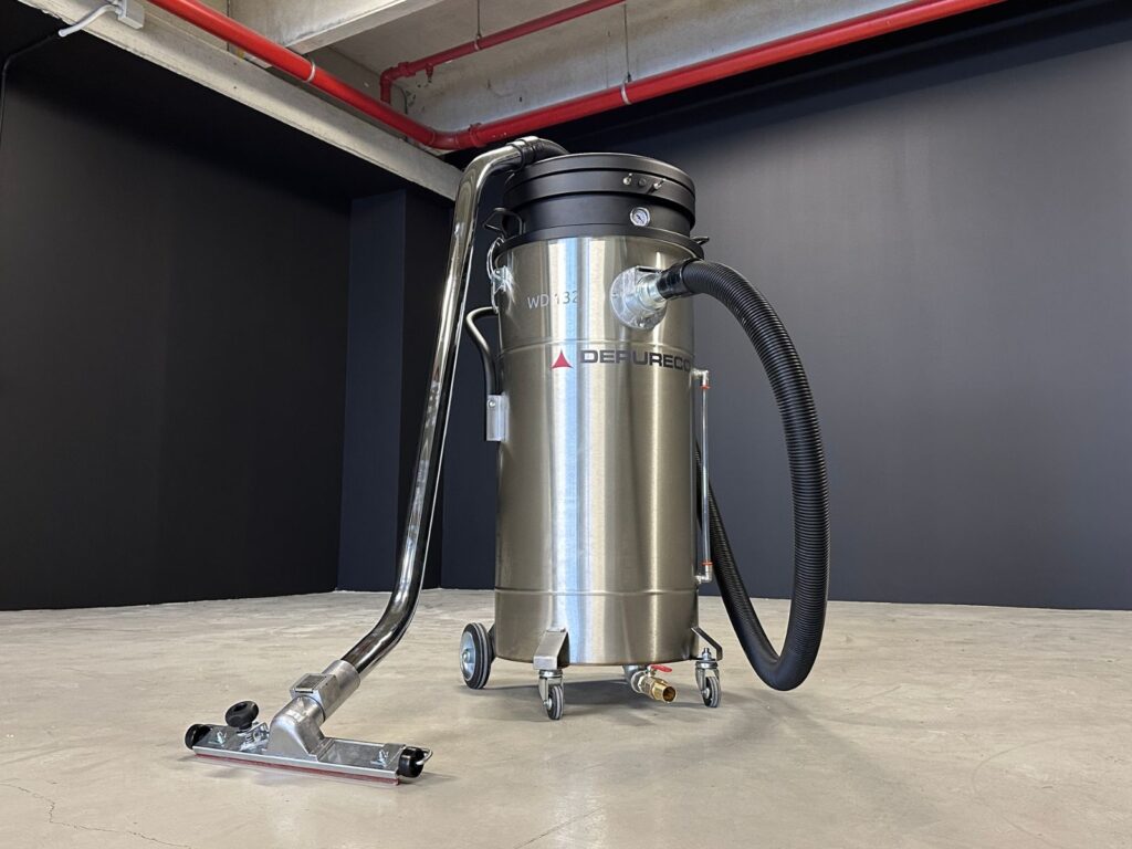Industrial wet vacuum for liquid collection